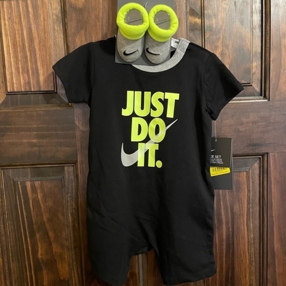 Nike boys 2 piece set size 0-6 month